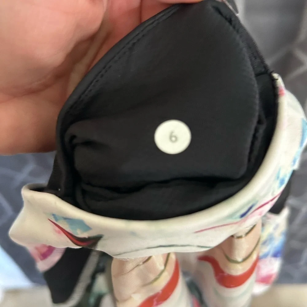 Lululemon Run Inspire Crop II Size 6 - Picture 6 of 6